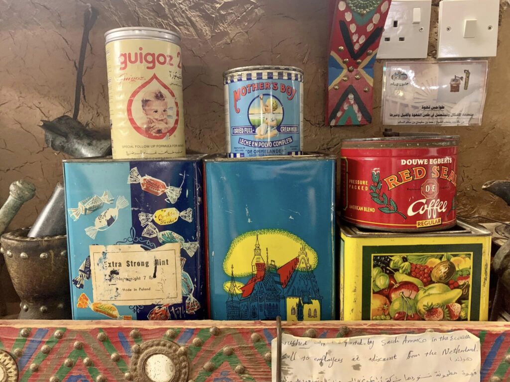 Ushaiqer Heritage Village, 観光 サウジアラビアの文化遺産 アンティークの空き缶