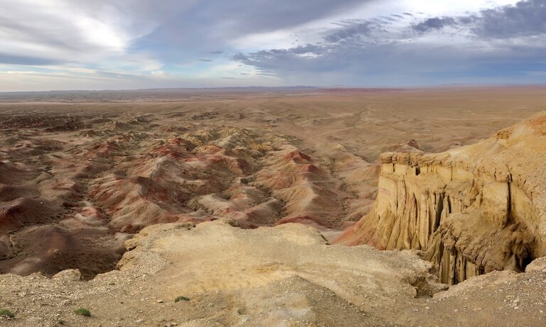 ゴビ砂漠の観光 Tsagaan Suvarga 白い仏塔