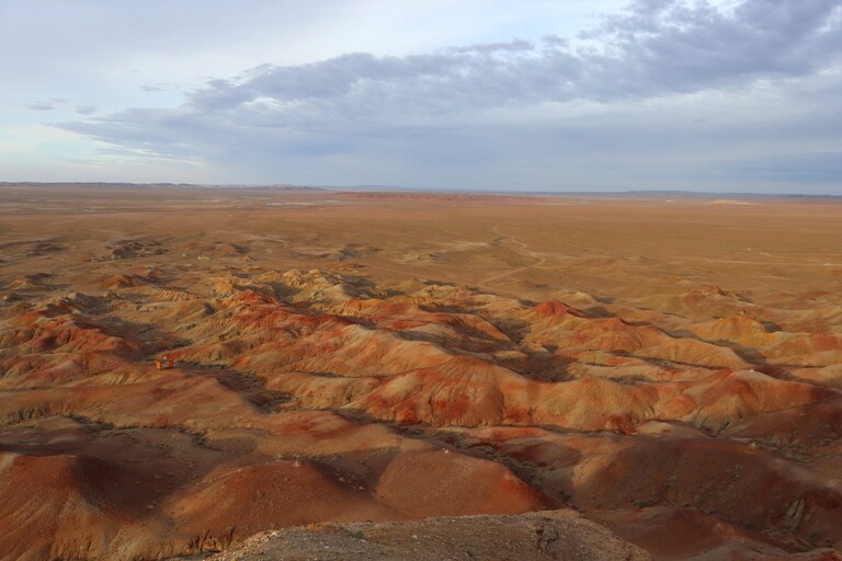 ゴビ砂漠の観光 Tsagaan Suvarga 白い仏塔