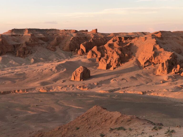 ゴビ砂漠の観光 バヤンザグ Flaming Cliffs