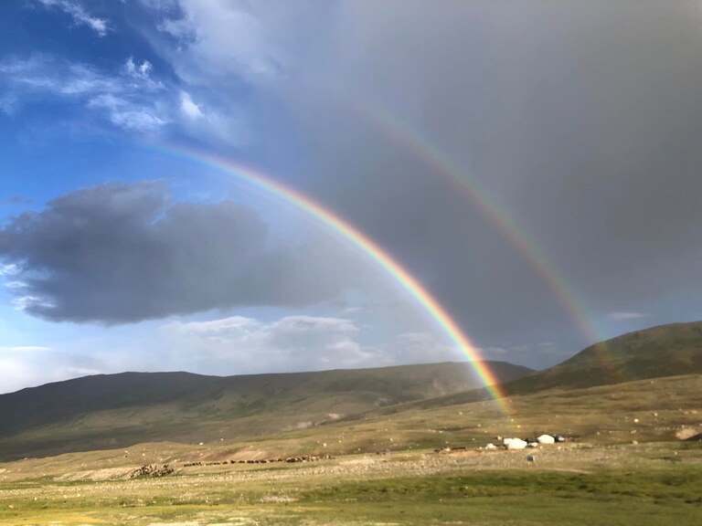 虹 アルタイ山脈 モンゴル観光で人気のスポット Altai Tavan Bogd National Park