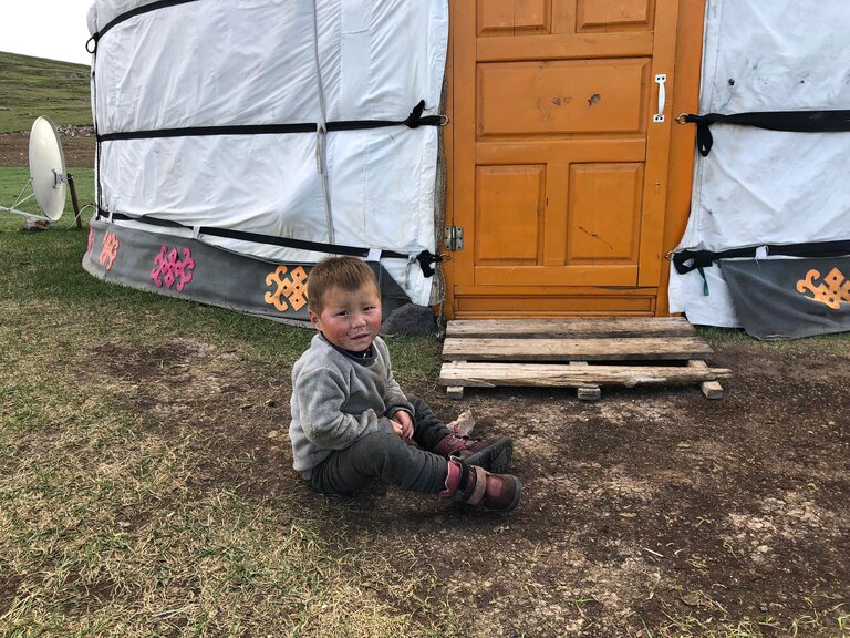 ルタイ山脈に住む子供とゲル Altai Tavan Bogd National Park