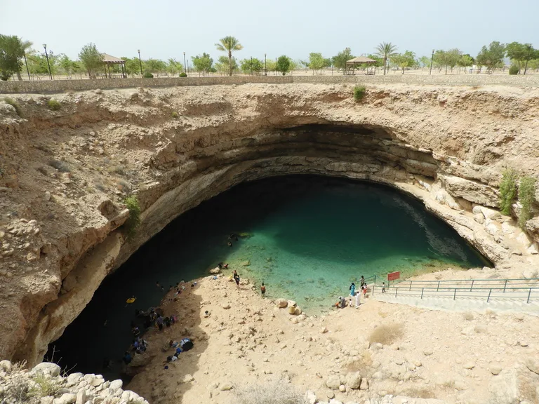 オマーンの観光地Bimmah Sinkhole