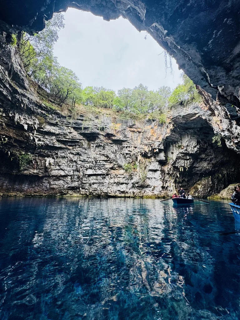 メリッサ―二洞窟 ギリシャの観光 絶景 ケファロニア島 地底湖