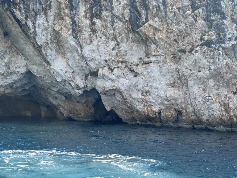 ザキントス島 観光 青の洞窟 ナヴァイオビーチ ギリシャ 紅の豚 ポルコの隠れ家 シップレック・ビーチ
