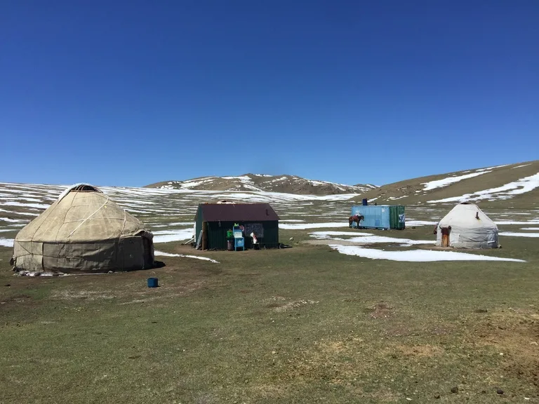 ソンクル湖 キルギス 観光 天国に一番近い湖 ユルト