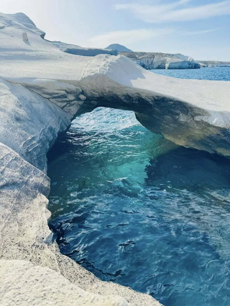 ミロス島 観光 ギリシャ サラキニコ