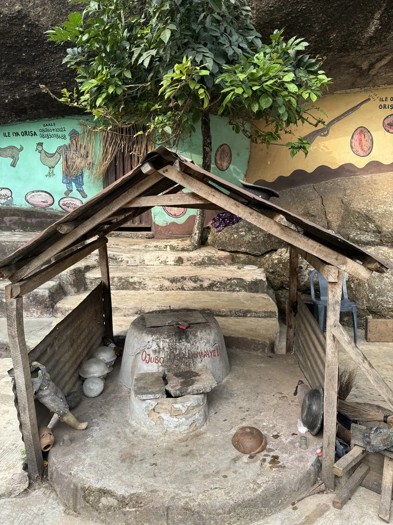 ナイジェリアの観光名所 オルモロック(olumo rock )内部の祈祷師の家