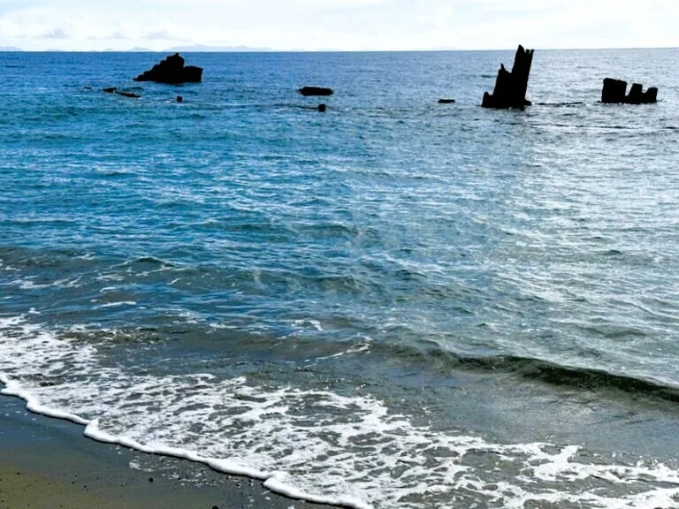 ソロモン諸島ホニアラのボネギビーチに横たわる沈船・鬼怒川丸 WWII Shipwreck - Wreck of Kinugawa Maru Bonegi Beach