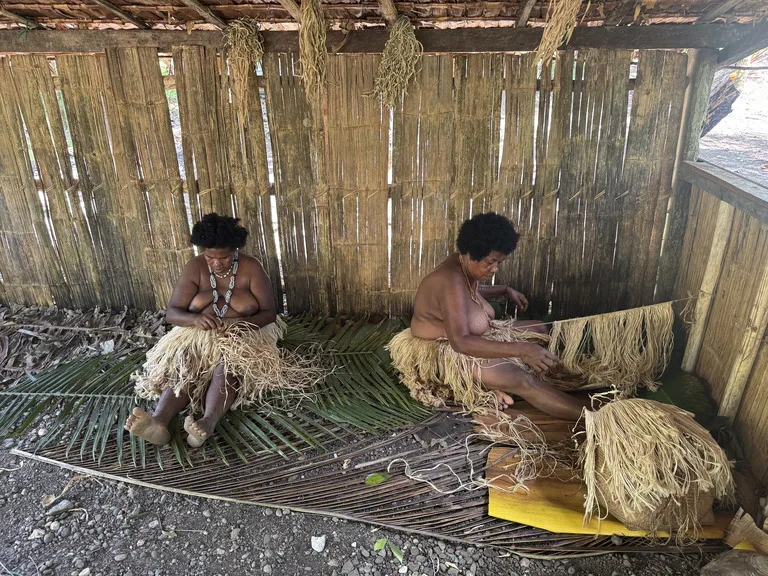 ソロモン諸島の伝統家屋が並ぶホトマイ・カルチュラル・ビレッジ（Hotomai Cultural Village in Honiara）