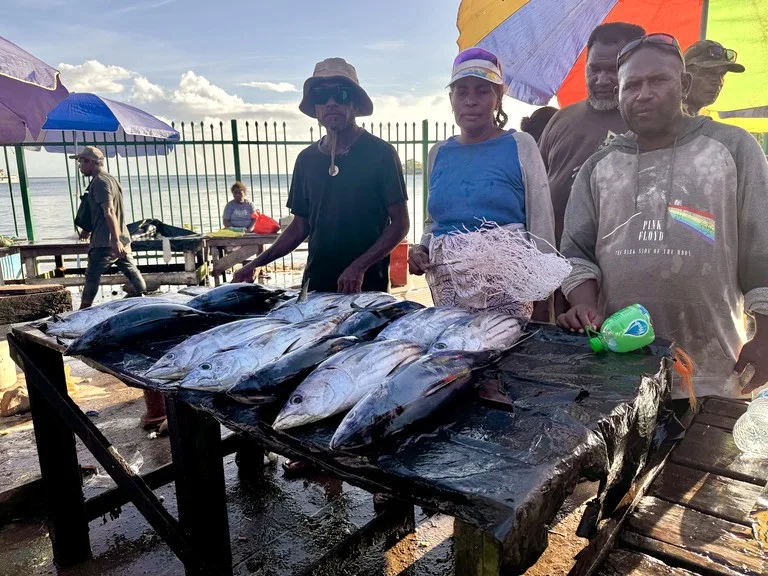ソロモン諸島マライタ島のAuki Market（アウキマーケットで魚を売る人たち）