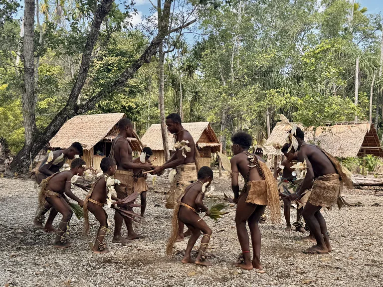 ソロモン諸島マライタ島Maoma Tribal Centre(マオマ部族センターで伝統のダンスを踊る人たち)
