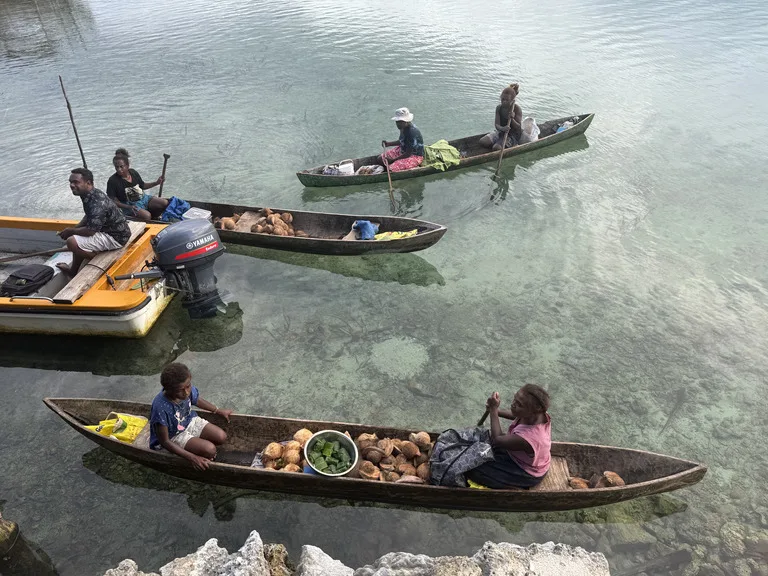 ソロモン諸島マライタ島のLanga Langa Lagoonでカヌーに乗ったココナツ売り