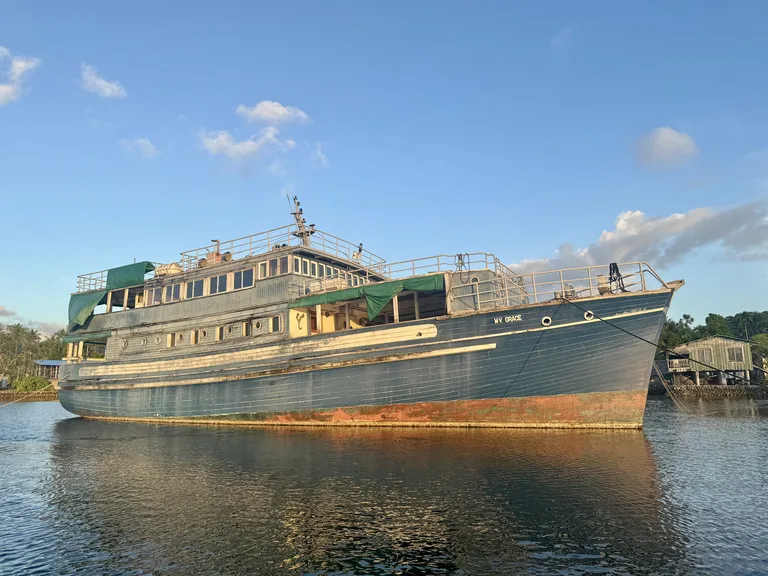 ソロモン諸島マライタ島のLanga langa lagoonにあるいわくつきの船Greace