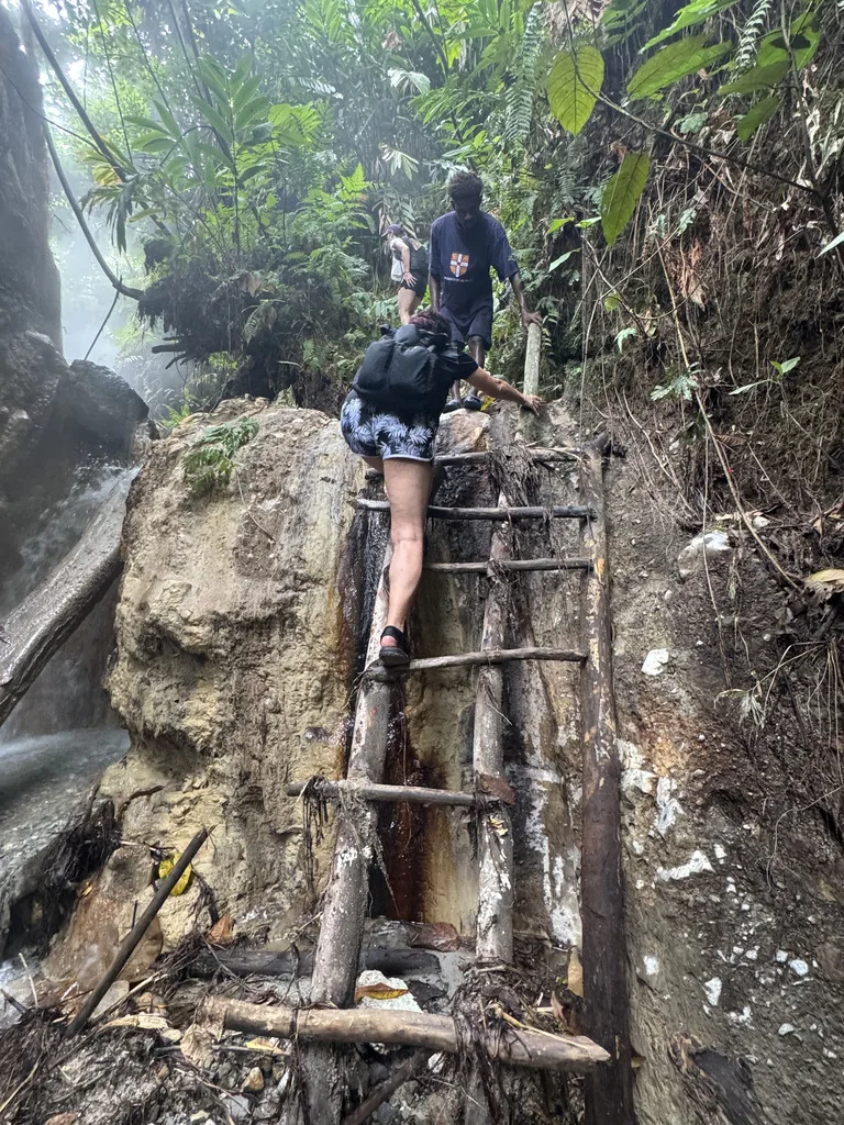 ソロモン諸島 観光 サボ島 サボ火山