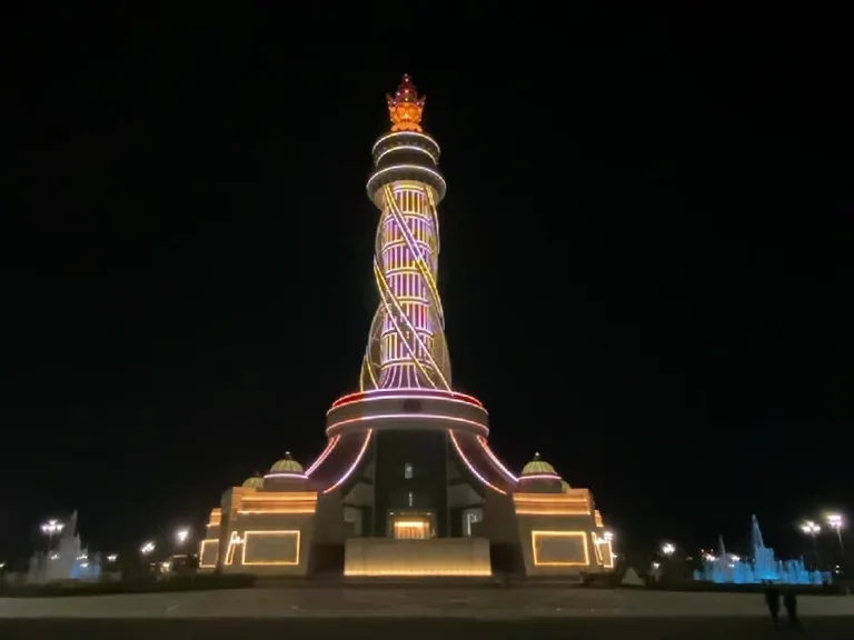 タジキスタンの首都ドシャンベの新名所Monument of Istiklol(イスチクロル)の夜間ライトアップの様子