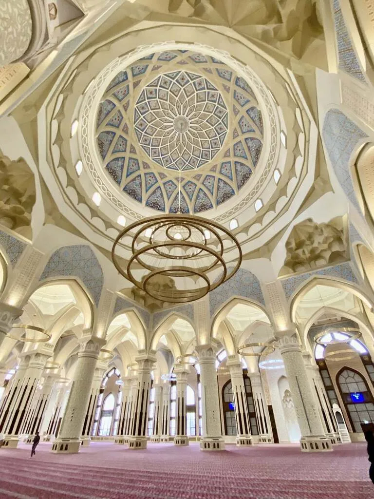 タジキスタンの首都ドシャンベにあるDushanbe Imam Abu Hanifa Cathedral Mosque(ドゥシャンベ・イマーム・アブ・ハニーファ大モスク)の内観