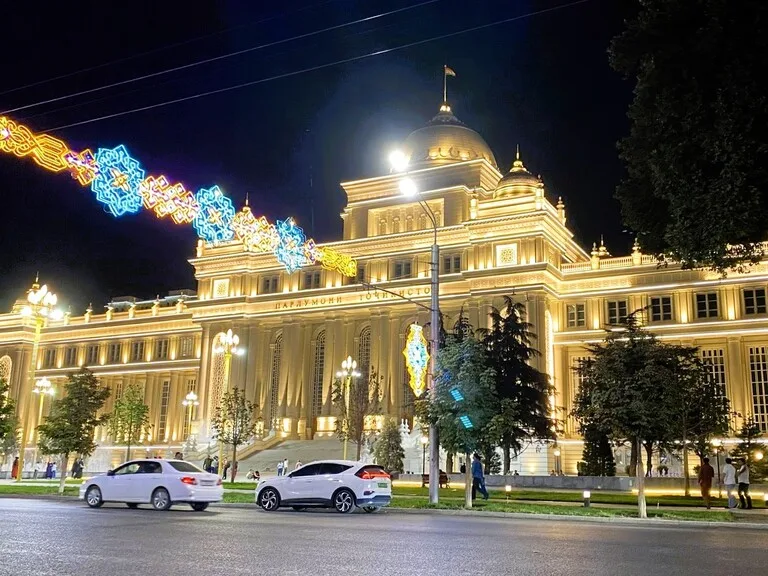 タジキスタンのドゥシャンベにあるParliament Buildingの夜の外観