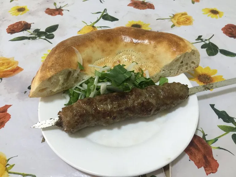 シャシリクとタジキスタンの伝統のパン