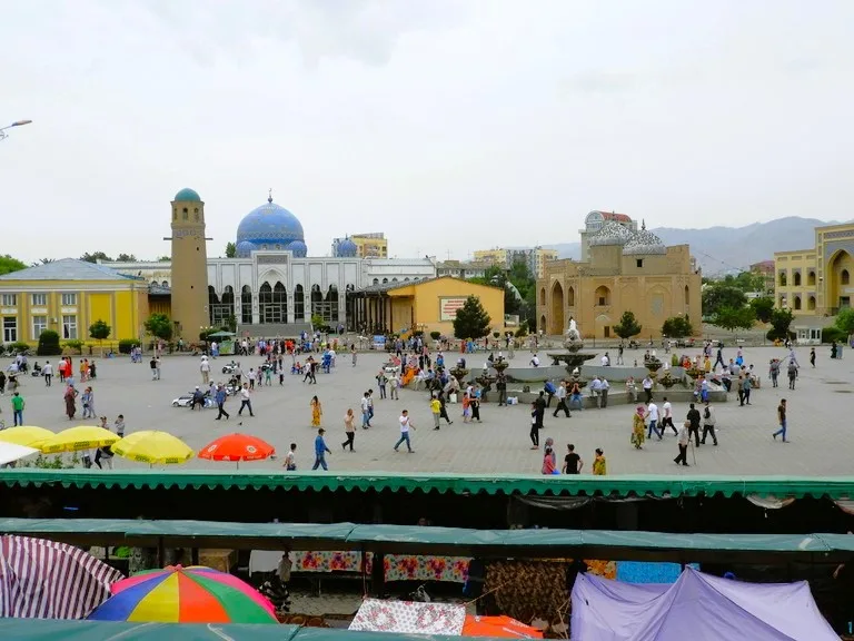 Sheikh Muslihiddin Mausoleum(シェイク・ムスリヒディン霊廟)を見渡せるカフェからの風景