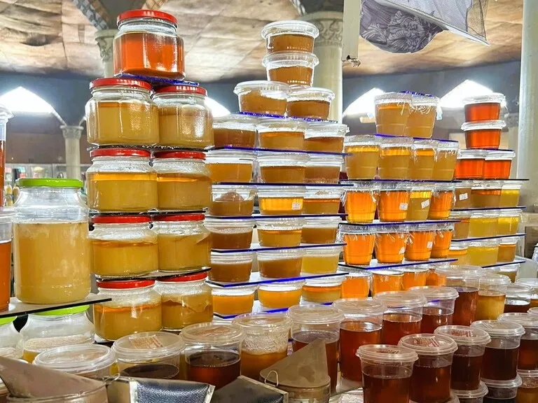 ホジャンド(Khujand)のPanjshanbe Bazaar(パンジシャンベ・バザール)の内観、山積みされたハチミツ