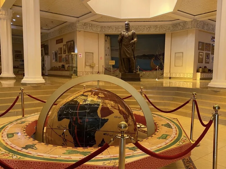 スグド歴史博物館(Historical Museum of Sughd)の展示室にある古い地球儀