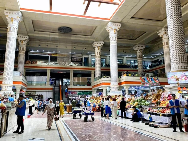 ホジャンド(Khujand)のPanjshanbe Bazaar(パンジシャンベ・バザール)の内観、にぎやかな市場の様子