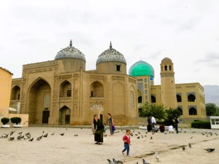 タジキスタン、ホジャンドにある観光名所、Sheikh Muslihiddin Mausoleum(シェイク・ムスリヒディン霊廟)の外観