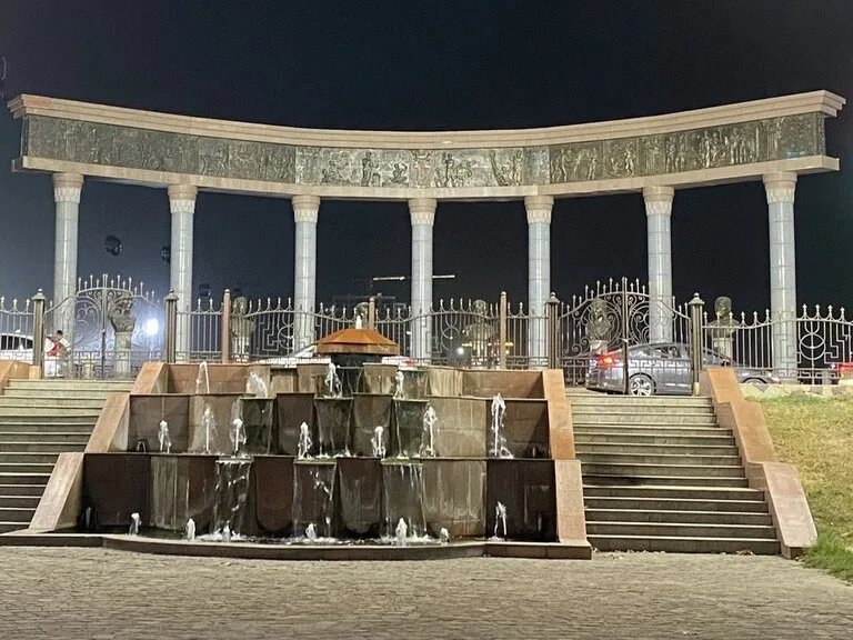 Khujand Historical Leaders(ホジャンド歴史指導者像)の外観。市中心部の広場に並ぶ偉人の彫像