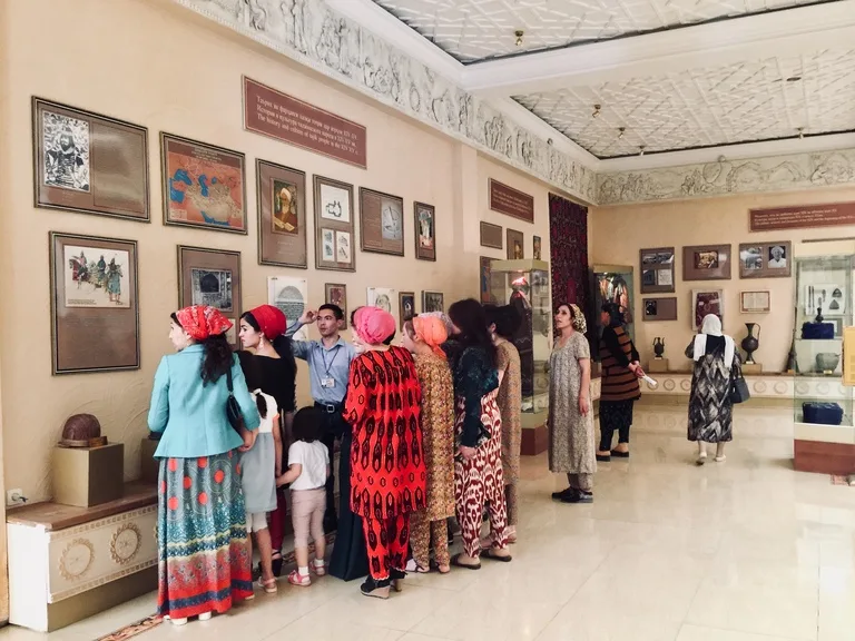 タジキスタン、ホジャンドにあるKhujand Fortress(ホジャンド要塞)でガイドの説明を聞く旅行者たち