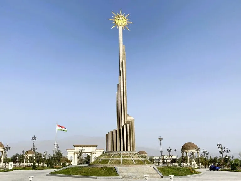 アルボブ文化宮殿(Arbob Palace)に隣接する独立記念碑