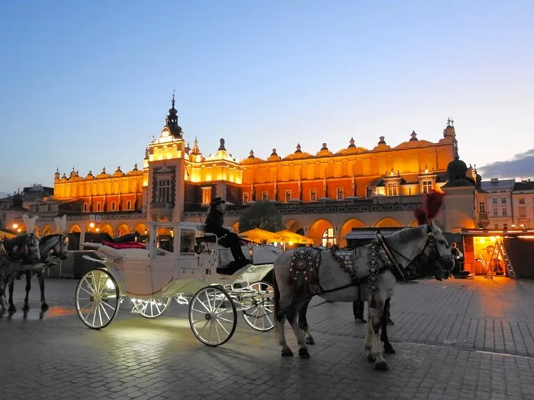クラクフのRynek Główny（中央市場広場）と馬車