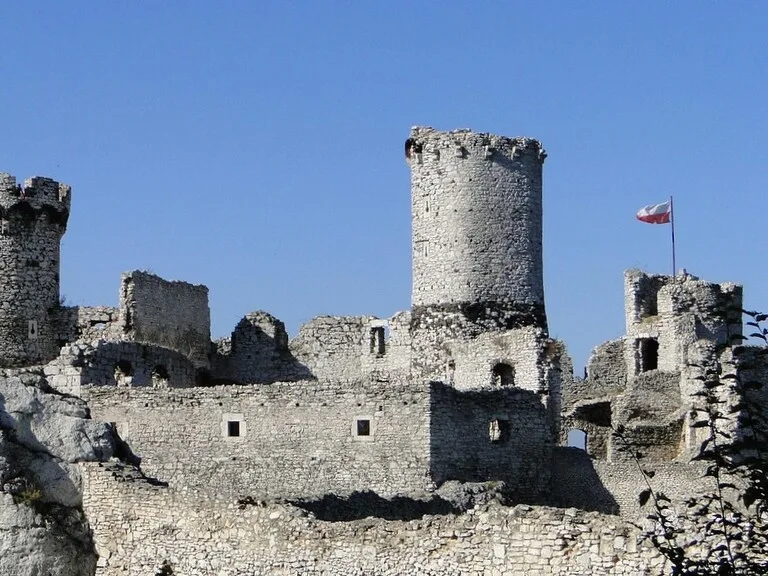 ポーランドのクラクフ・チェンストホバ高地にあるオグロジェニェツ城の廃墟