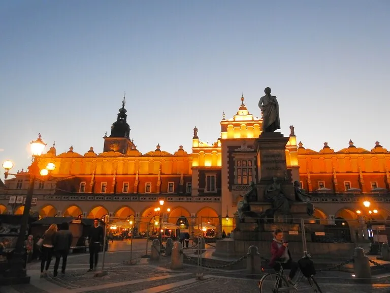 クラクフのRynek Główny（中央市場広場）夜景