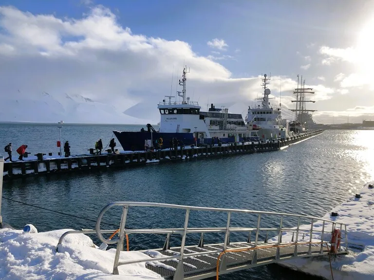 ロングイェールビーンからバレンツブルグへ向かうフェリー