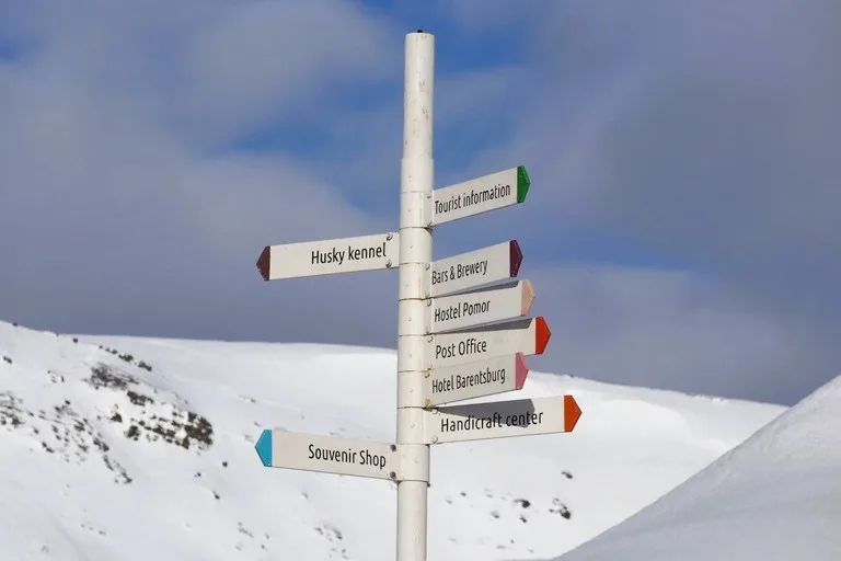 スバールバル諸島のバレンツブルグにある道しるべ