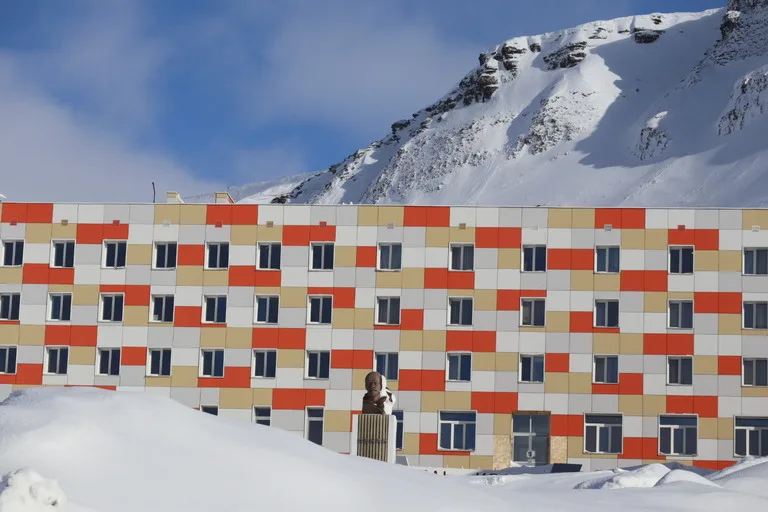 雪に覆われたバレンツブルグの住宅街とレーニン像