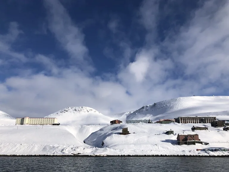 スバールバル諸島のロシアの町バレンツブルグの全景(Panoramic view of Barentsburg, the Russian settlement in Svalbard)