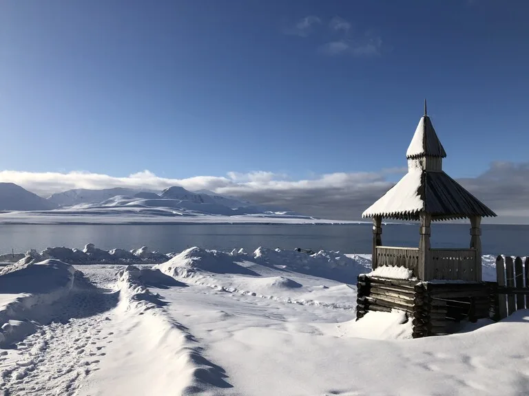 バレンツブルグ教会から眺める北極海と雪山