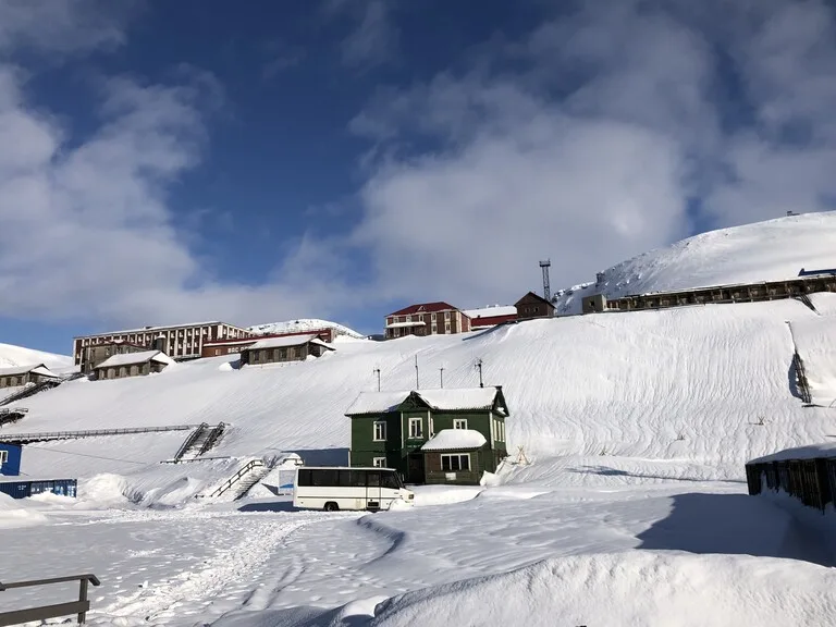 雪に覆われたバレンツブルグの住宅街