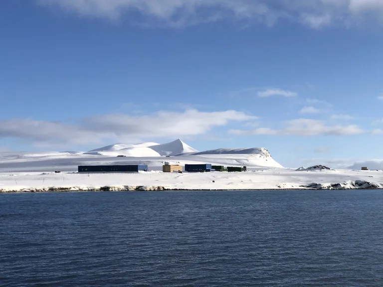 レンツブルグ周辺の氷河と雪山(Glaciers and snowy mountains near Barentsburg)