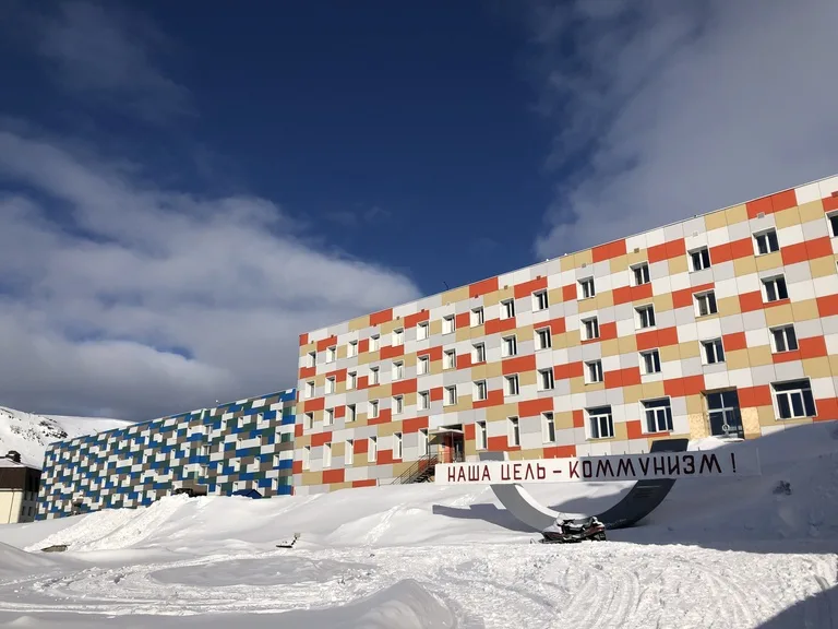 雪に覆われたバレンツブルグの住宅街(Snow-covered houses in Barentsburg, Svalbard)