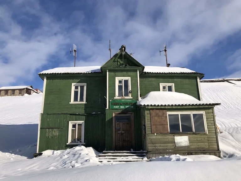 雪に覆われたバレンツブルグのBarentsburg Port