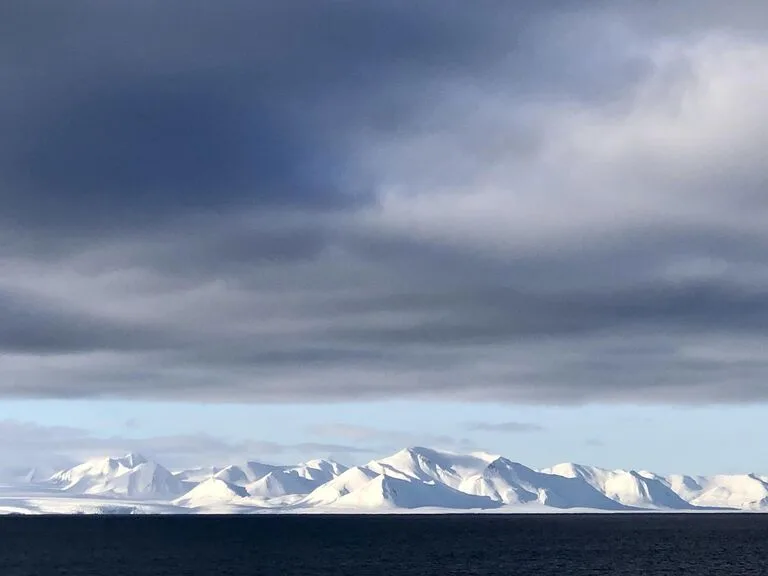 ロングイェールビーンからバレンツブルグへ向かうフェリーの船上から眺める、北極の海とスバールバル諸島の雪山の絶景