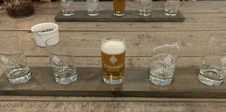 Svalbard Brewery でテイスティングされる北極クラフトビールのグラス