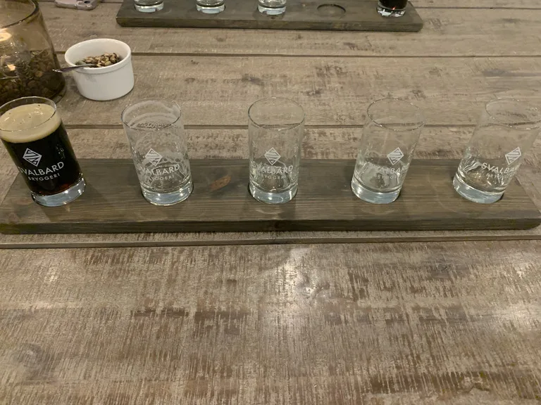 Svalbard Brewery でテイスティングされる北極クラフトビールのグラス