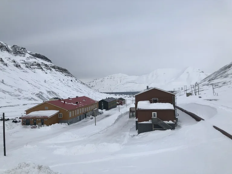 冬のスヴァールバルで雪景色の中に建つ Svalbard Brewery の外観