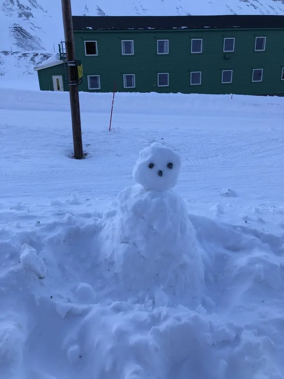 世界最北の醸造所 Svalbard Brewery の外観（ノルウェー・ロングイヤービエン）と雪だるま