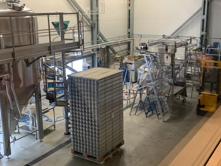 北極圏ロングイヤービエンの Svalbard Brewery 工場内部のタンク設備