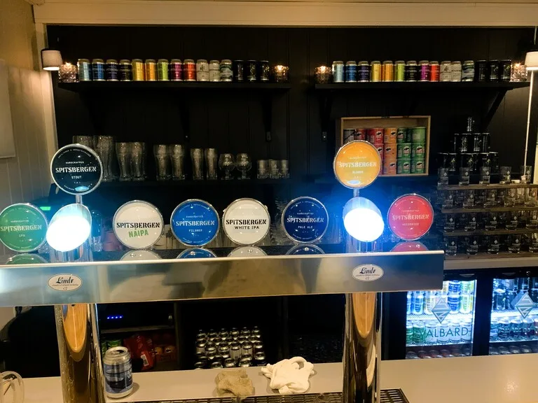 Svalbard Brewery のバーカウンターで注がれる北極クラフトビール